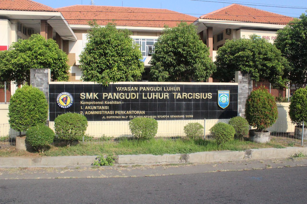 SMK PANGUDI LUHUR TARCISIUS, Tangguh, Unggul, Berbudaya. SMK PANGUDI LUHUR TARCISIUS, Tangguh, Unggul, Berbudaya.