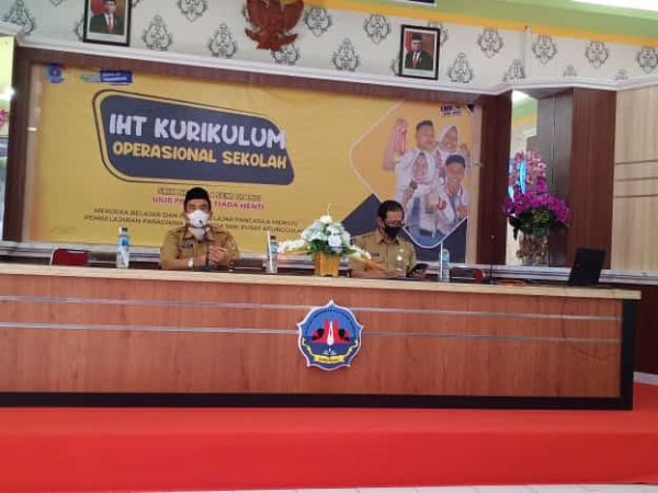 SMKN 4 Semarang sebagai SMK Pusat Keunggulan “Harus Bisa Komparasi dan Kompetisi” SMKN 4 Semarang sebagai SMK Pusat Keunggulan “Harus Bisa Komparasi dan Kompetisi”