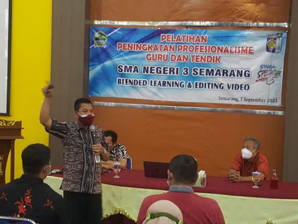 KACABDIN I BUKA PELATIHAN EDITING VIDEO DI SMAN 3 SEMARANG