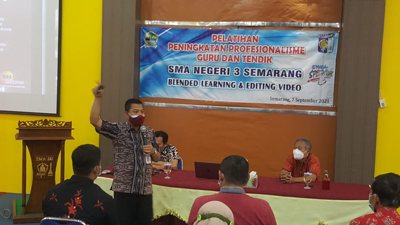 KACABDIN I BUKA PELATIHAN EDITING VIDEO DI SMAN 3 SEMARANG
