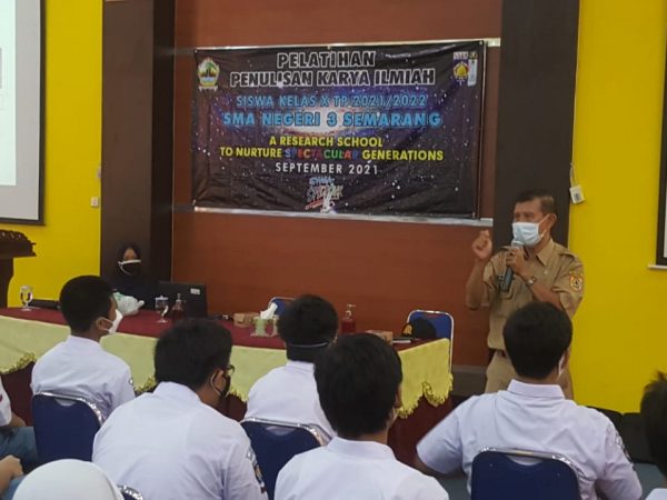 Siap Menjadi Sekolah Riset, SMAN 3 Semarang Adakan Pelatihan Penulisan Karya Ilmiah Untuk Siswa