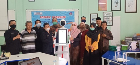 Sinergitas antara Tim PUI-PT CBIOM3S UNDIP dengan SMKN 4 Semarang dalam Workshop Robotik