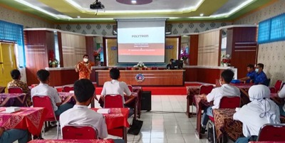 Guru Tamu PT Hartono Istana Teknology di SMKN 4 Semarang