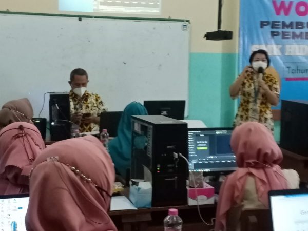 SMK Yayasan Pharmasi Sharing Ilmu Pembuatan Video Pembelajaran Dengan SMK Hidayah Semarang