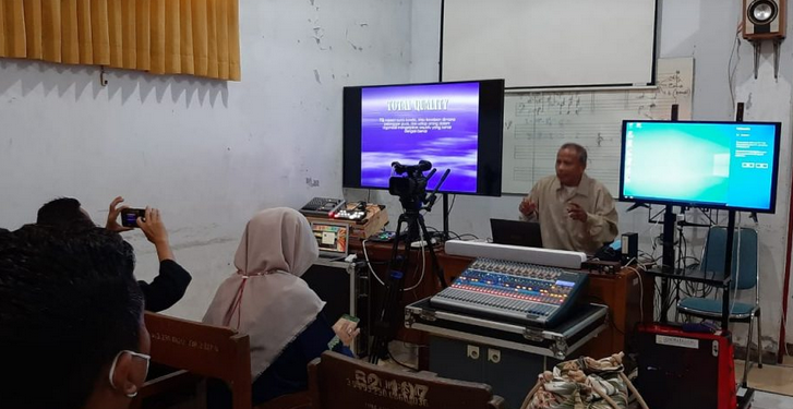 “Pelatihan Broadcasting” Study Banding SMAN 13 Semarang ke B7, FBS, UNNES “Pelatihan Broadcasting” Study Banding SMAN 13 Semarang ke B7, FBS, UNNES