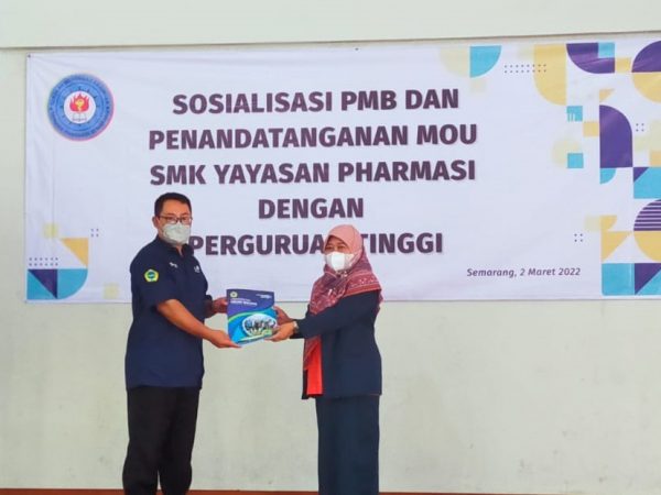 Sosialisasi dan Penandatanganan Kerja Sama SMK Yayasan Pharmasi dengan Perguruan Tinggi
