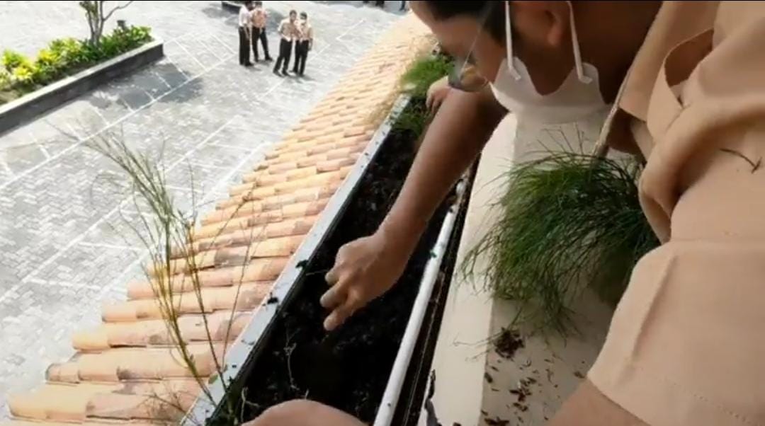 SOSWIT dan Pilah Sampah, Aksi Peduli Lingkungan SMAN 2 Semarang SOSWIT dan Pilah Sampah, Aksi Peduli Lingkungan SMAN 2 Semarang