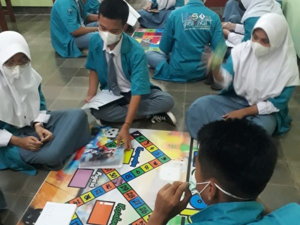 Monopoli dan Ular Tangga: Bermain dan Belajar Foto Repro yang Menyenangkan di SMKN 11 Semarang