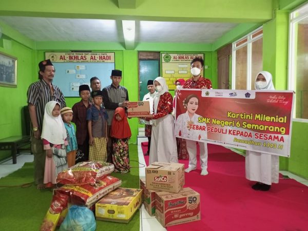 Kartini SMKN 6 Semarang: Tebar Peduli Kepada Sesama
