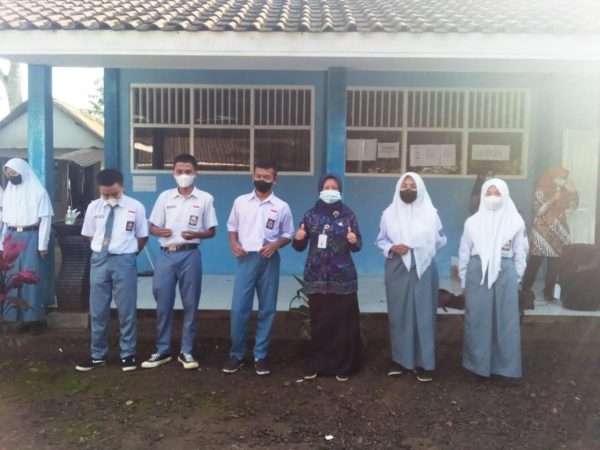Pembagian Hadiah Lomba Pesantren Kilat SMKN Satu Atap Tuntang