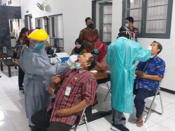 Antisipasi PTM, Siswa dan Guru SMKN 1 Semarang Ikuti Tes PCR