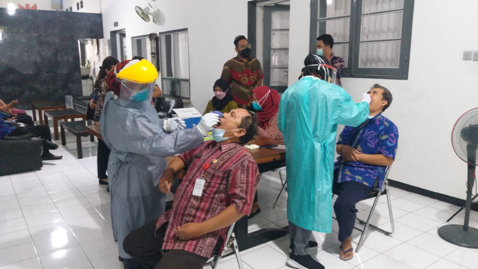 Antisipasi PTM, Siswa dan Guru SMKN 1 Semarang Ikuti Tes PCR