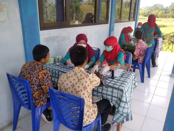 Penjaringan Kesehatan SMKN Satu Atap Tuntang oleh UPTD Puskesmas Gedangan