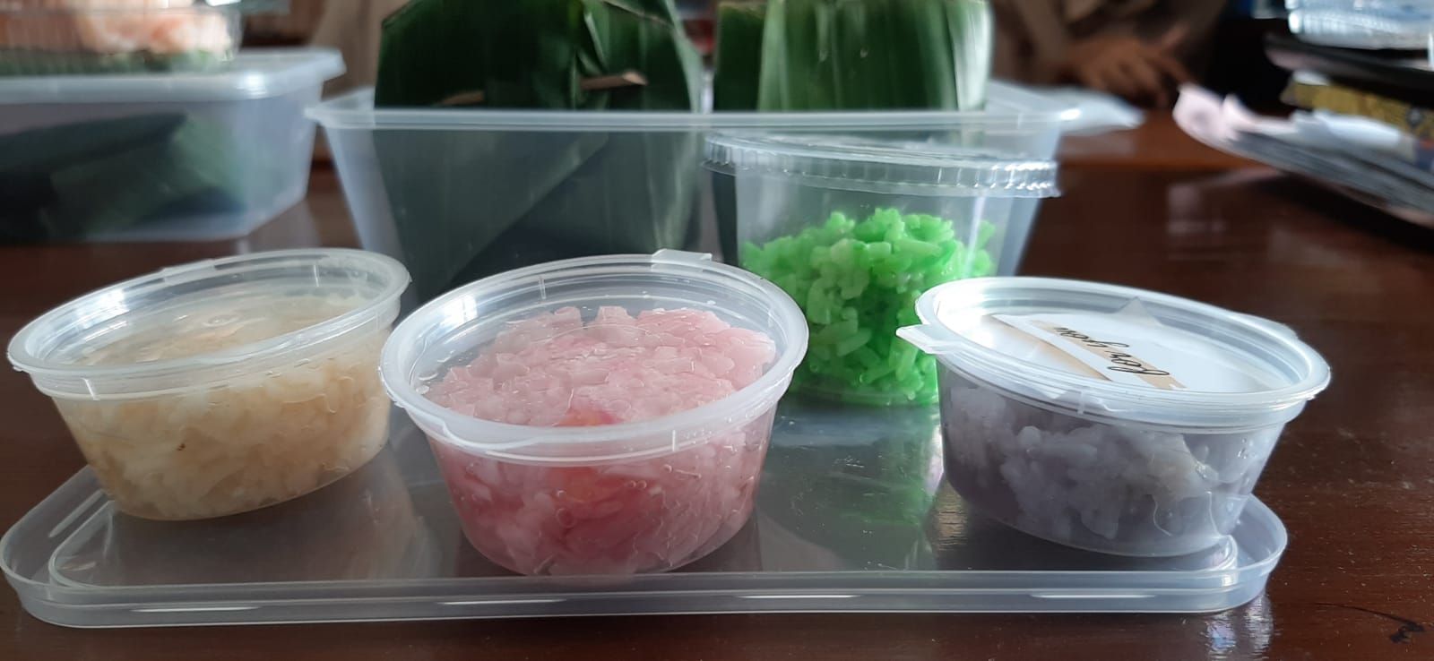 PEMBUATAN MAKANAN HASIL FERMENTASI SINGKONG DAN BERAS KETAN DENGAN PEWARNA ORGANIK PEMBUATAN MAKANAN HASIL FERMENTASI SINGKONG DAN BERAS KETAN DENGAN PEWARNA ORGANIK
