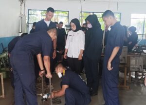 Metode Project Based Learning (PjBL) dengan Membuat Kursi pada Mapel Produk Kreatif dan Kewirausahaan