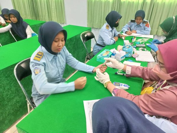 Pemeriksaan HB Siswa SMKN 10 Semarang Oleh Puskesmas Bulu Lor