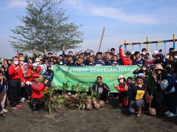 Peduli Kelestarian Alam, Guru & Siswa SMAN 11 Semarang Lakukan Gerakan Bersih Pantai & Penanaman Mangrove