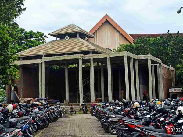 Membangun Masjid Baitul Iman SMKN 10 Semarang dengan Semangat Kebersamaan
