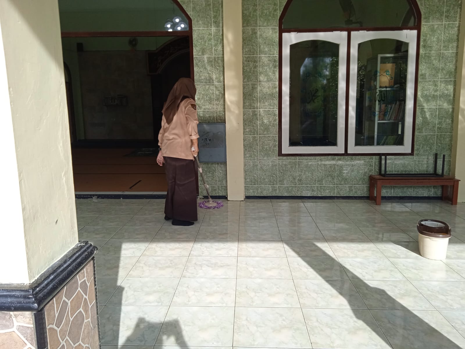 Jumat Bersih SMKN 1 Tuntang: Membersihkan Masjid Warga Jumat Bersih SMKN 1 Tuntang: Membersihkan Masjid Warga