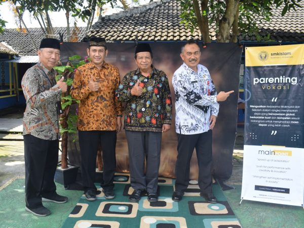 Parenting Vokasi SMK: Menguatkan Orang Tua, Siswa & Sekolah, Mengantarkannya Menjadi Tangguh, Kuat & Berkarakter