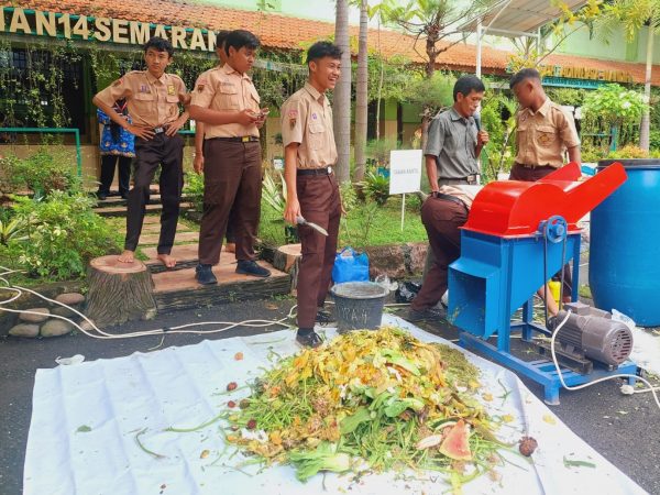 Siswa SMAN 14 Dilatih Untuk Membuat Pupuk Organik Melalui Kegiatan P5