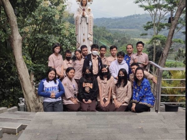 Persekutuan Siswa Kristen-Katolik SMKN 1 Pringapus Laksanakan Ibadah di Gua Maria Rosa Mystica