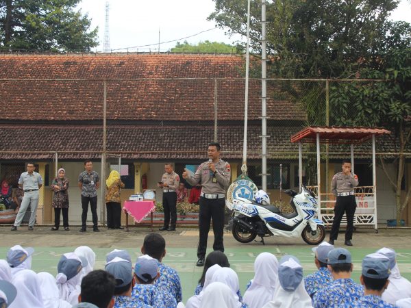Sosialisasi Pajak Kendaraan Bermotor dan Safety Riding di SMAN 12 Semarang