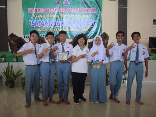 Realisasi P5 melalui Workshop "Eco Enzyme" oleh Tim EEN Kabupaten Semarang di SMA Negeri 1 Bringin