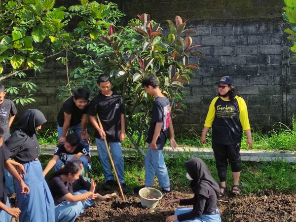 SMAN 1 Bringin Berkebun