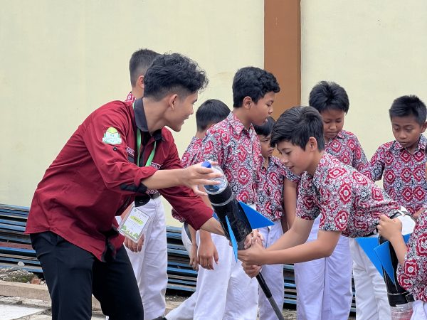 SMAHA Mengajar: Wadah Berbagi dan Menginspirasi Anak-Anak Pelosok Negeri