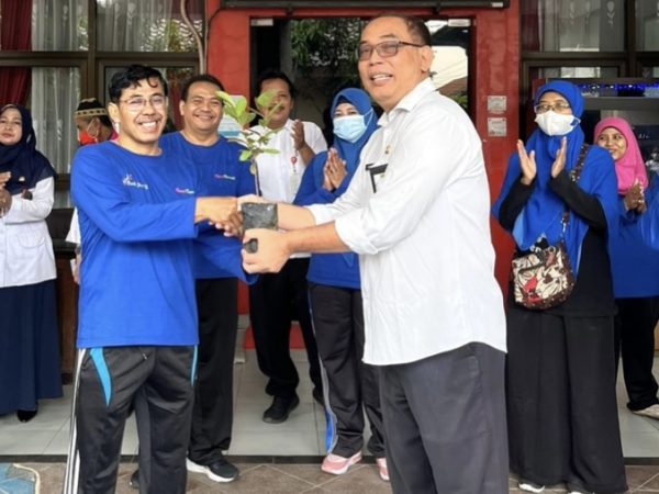 Realisasikan Peduli Lingkungan Hidup, SMAN 14 Semarang Berikan Bibit Pohon ke Kecamatan Semarang Utara