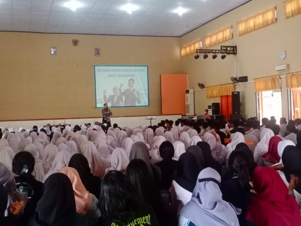 Undang Motivator, SMAN 2 Semarang Siapkan Mental Peserta Didik Kelas XII Menuju Perguruan Tinggi yang Diharapkan: Bisa Karena Biasa, Biasa Karena Pembiasaan