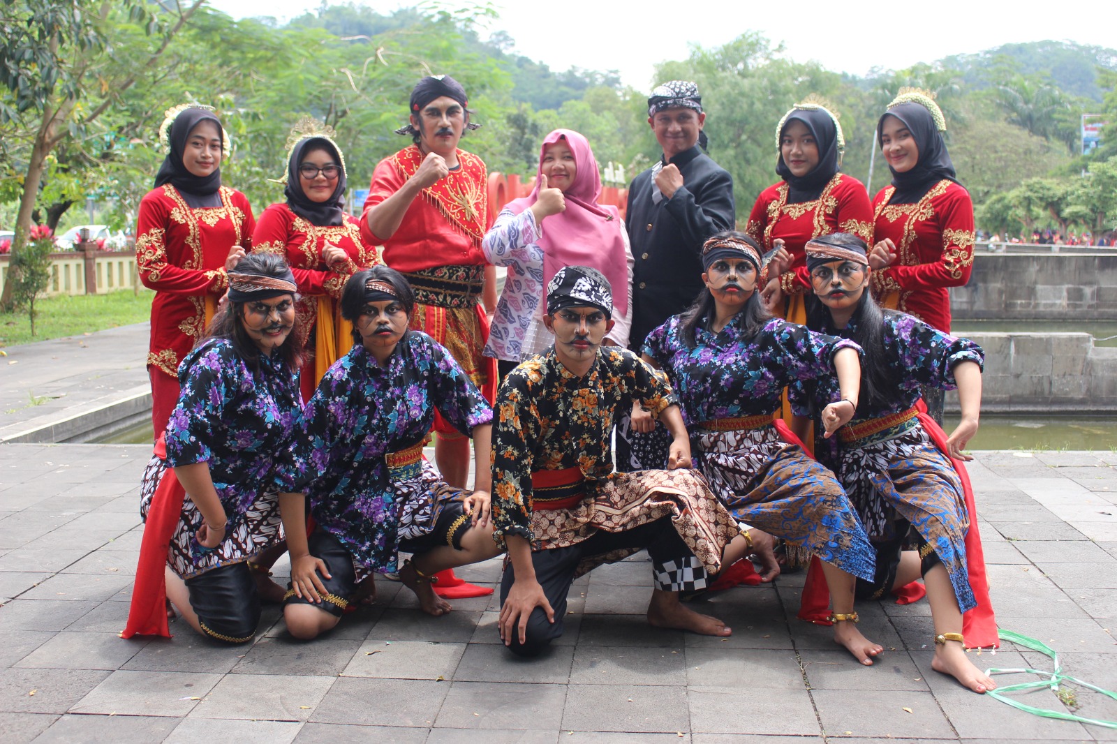 Kolaborasi SMKN Satu Atap Tuntang Dengan Sanggar Perdikan dalam Kirab Budaya Hari Jadi Kab. Semarang ke-502 Kolaborasi SMKN Satu Atap Tuntang Dengan Sanggar Perdikan dalam Kirab Budaya Hari Jadi Kab. Semarang ke-502
