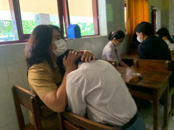 Siswa Kelas XII SMAN 5 Semarang Basuh Kaki Ibu Siswa Kelas XII SMAN 5 Semarang Basuh Kaki Ibu