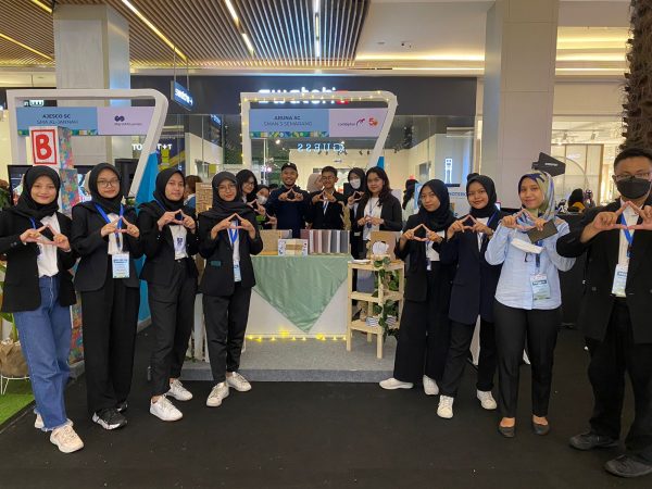 ARUNA SC,  SMAN 3 Semarang, Sabet Penghargaan Perusahaan Manajemen Keuangan Terbaik Tingkat Nasional