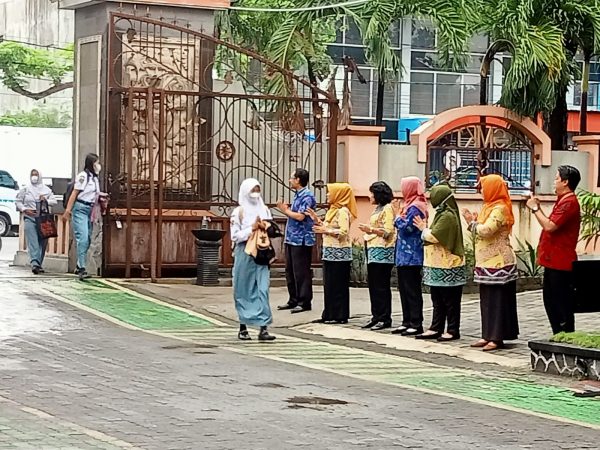 Sambut Siswa Dengan Senyuman