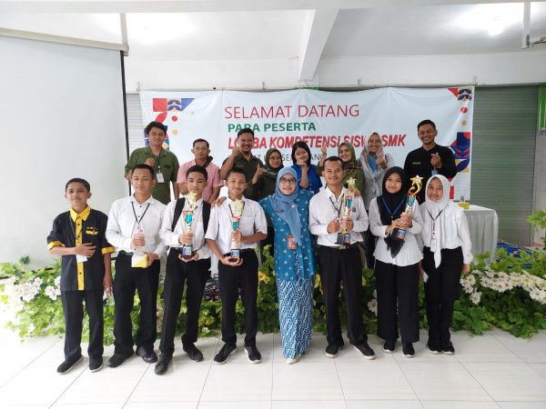 SMKN 1 Tengaran Membawa 4 Piala LKS Kab. Semarang