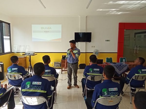 Trainer PT. Buma Bekali Siswa SMKN 1 Semarang Soft Competency