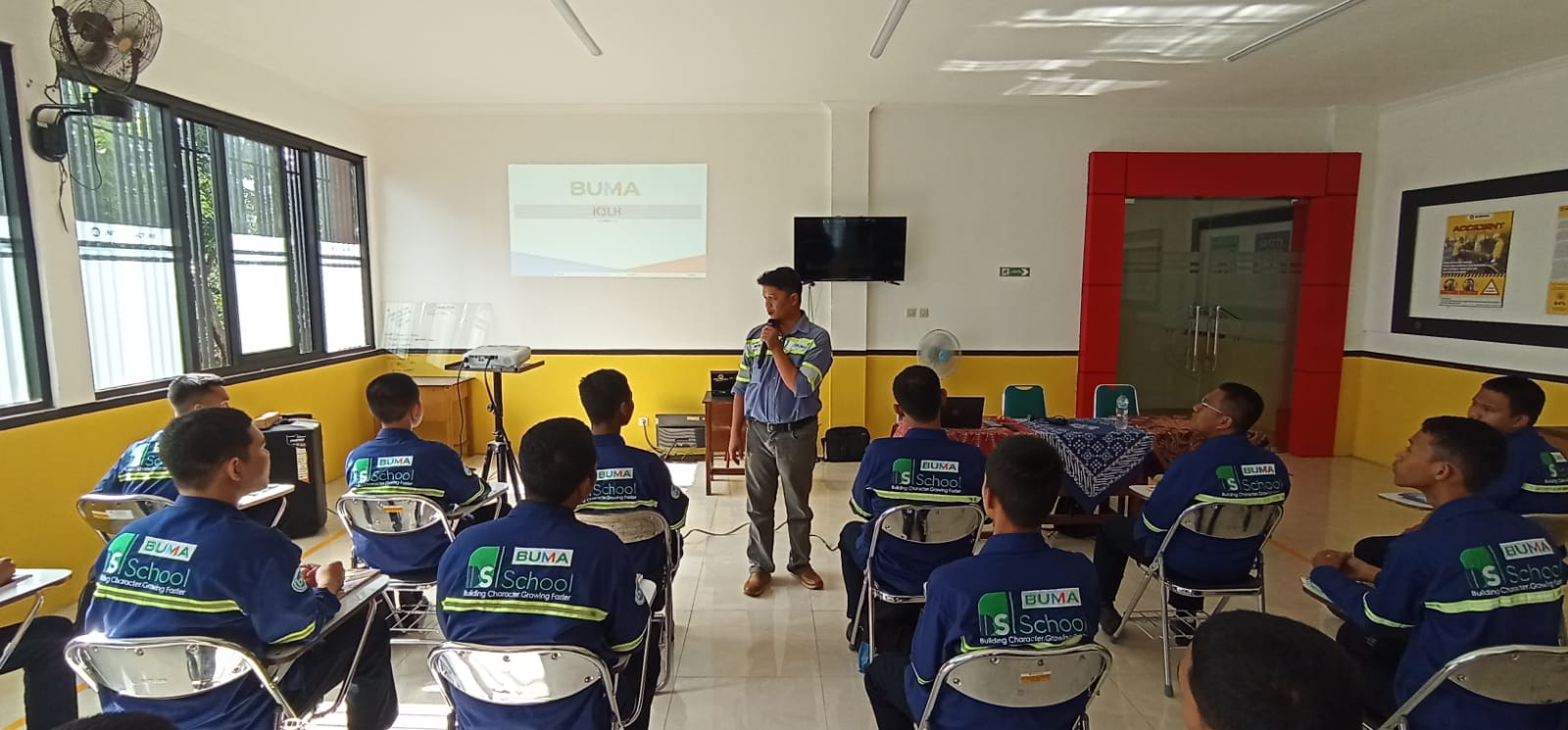 Trainer PT. Buma Bekali Siswa SMKN 1 Semarang Soft Competency Trainer PT. Buma Bekali Siswa SMKN 1 Semarang Soft Competency