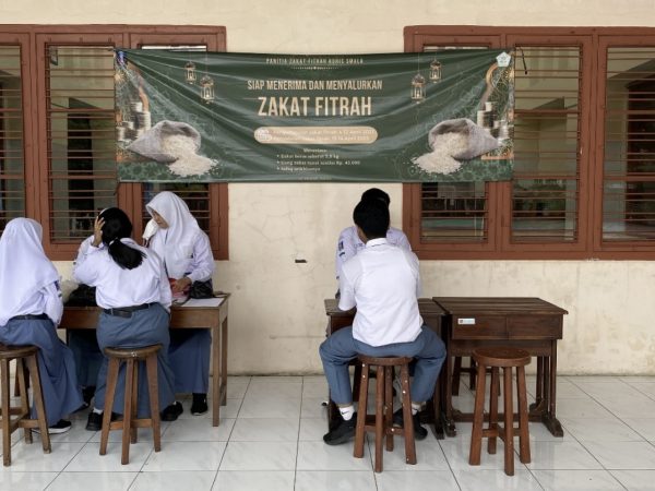 Berbagi Berkah Ramadan: Rohis SMA N 5 Semarang Salurkan dan Distribusikan Zakat Fitrah