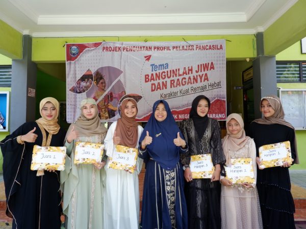SMKN 2 Semarang Gelar Fashion Show Muslimah Tema Bangunlah Jiwa dan Raganya