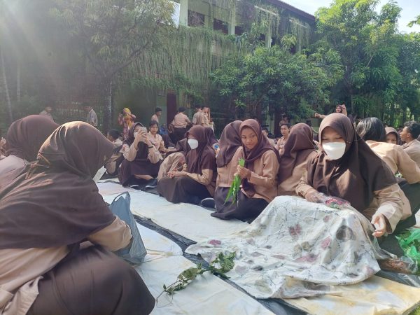 Dorong Siswa untuk Kreatif, SMAN 14 Adakan Pelatihan Ecoprint