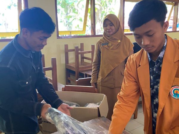 SMANSA Bringin: Anti Corar-Coret, Siswa Kelas XII Donasikan Seragam Layak Pakai