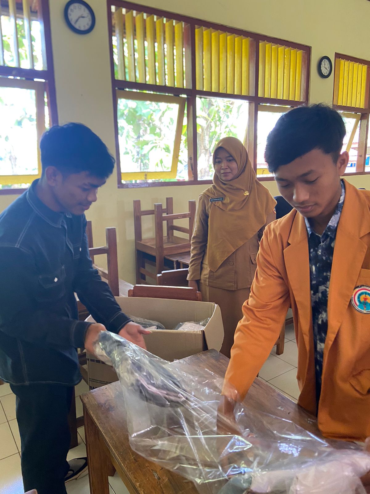 SMANSA Bringin: Anti Corar-Coret, Siswa Kelas XII Donasikan Seragam Layak Pakai SMANSA Bringin: Anti Corar-Coret, Siswa Kelas XII Donasikan Seragam Layak Pakai