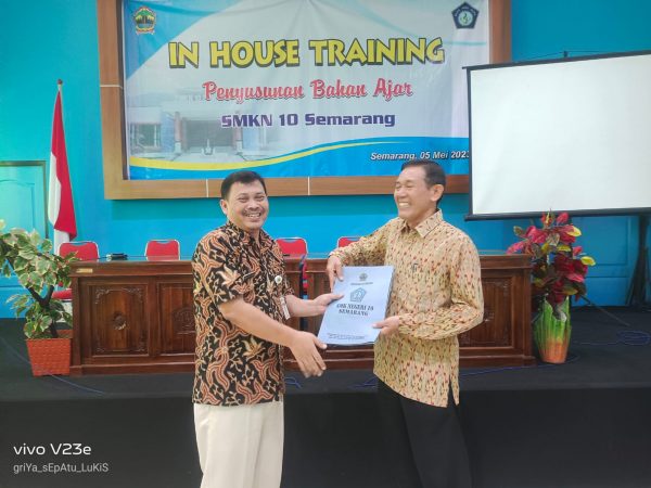 Purna Tugas Bapak Drs. Sunarno, Guru Inspiratif SMKN 10 Semarang Setelah 34 Tahun Mengabdikan Diri