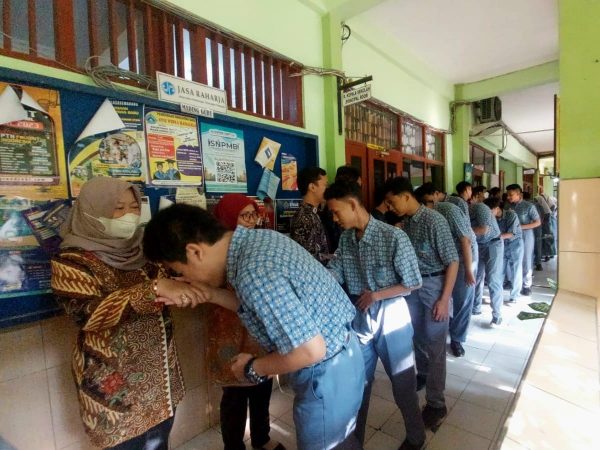 Awali Kegiatan Pagi, Warga SMAN 14 Semarang Lakukan Halal Bi Halal