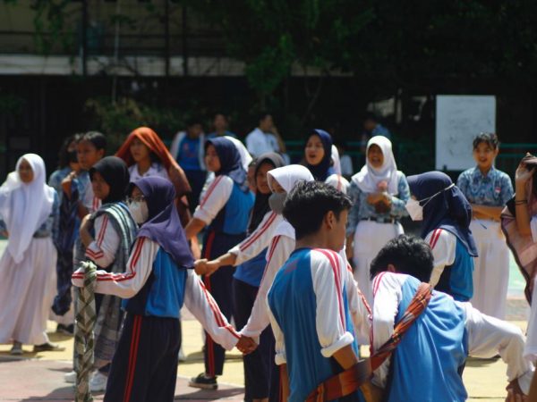 Siswa SMAN 5 Semarang Bermain Gobak Sodor