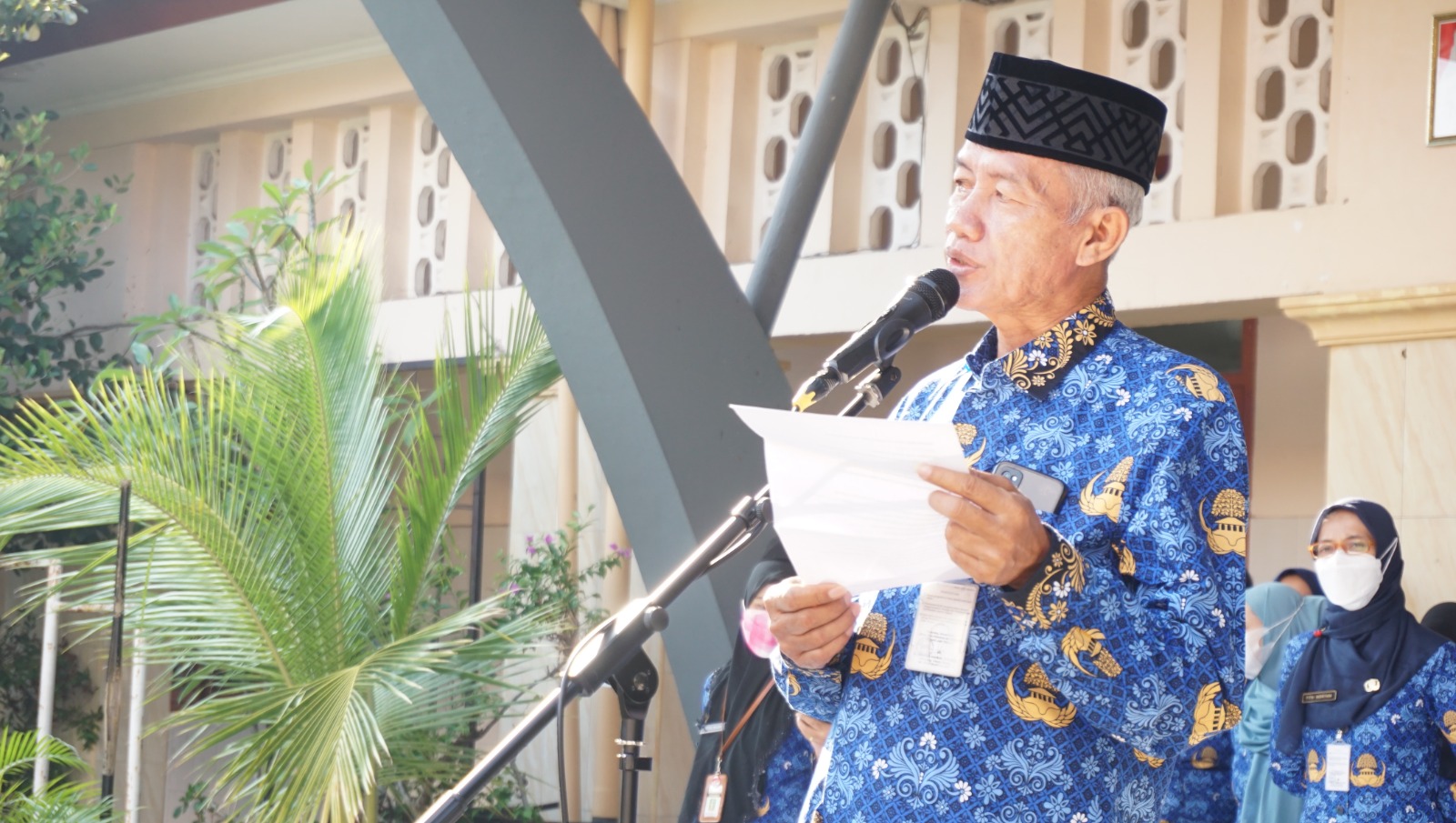 Tradisi SMAN 5 Semarang Melepas Guru Purna Tradisi SMAN 5 Semarang Melepas Guru Purna