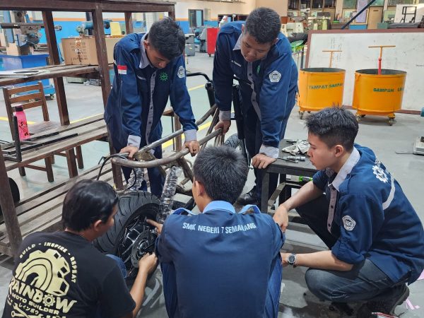 Siswa SMKN 7 Semarang Rakit Motor Listrik