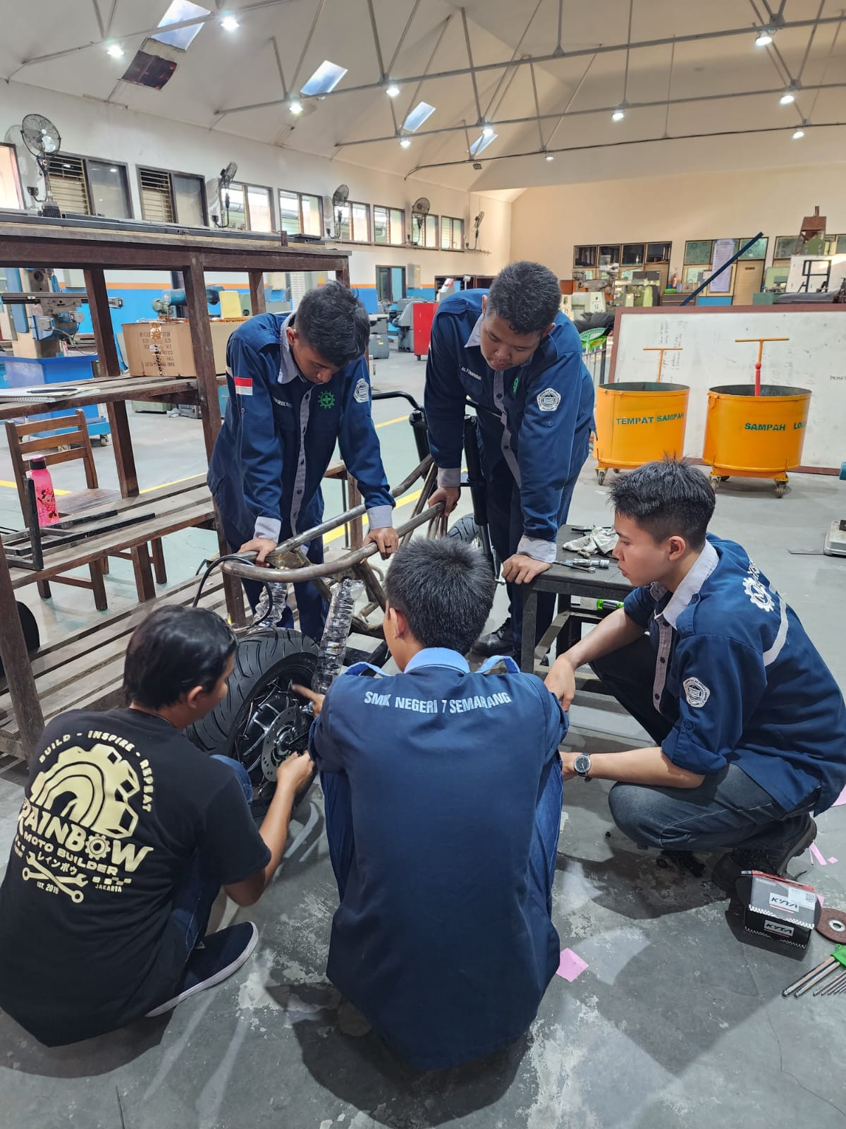 Siswa SMKN 7 Semarang Rakit Motor Listrik Siswa SMKN 7 Semarang Rakit Motor Listrik